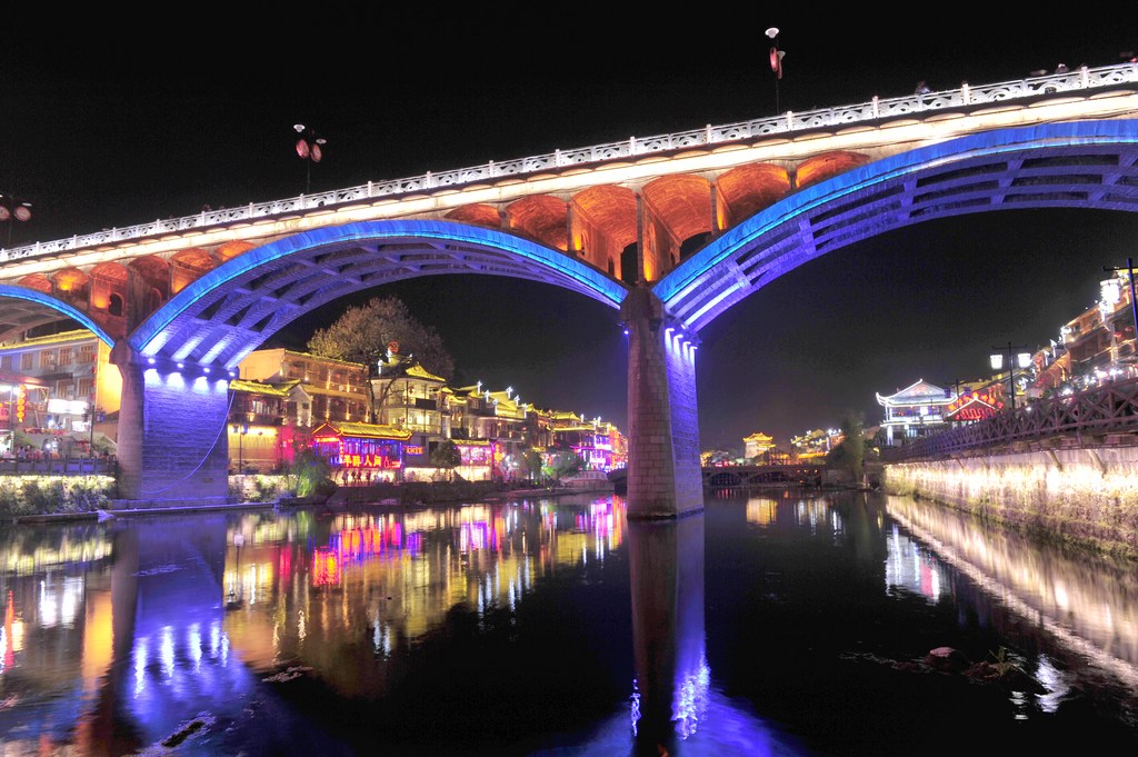不夜小城.jpg