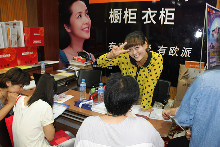 面带梨花【汶上欧派厨柜销售现场】
