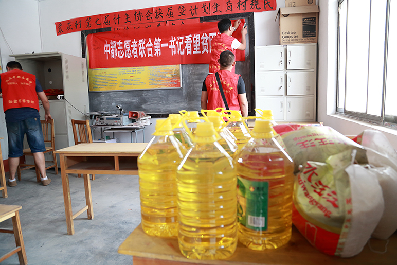 汶上中都志愿者走进杨店袁庄看望5名贫困学生