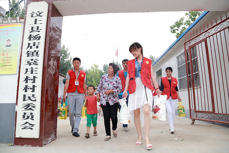 汶上中都志愿者走进杨店袁庄看望5名贫困学生