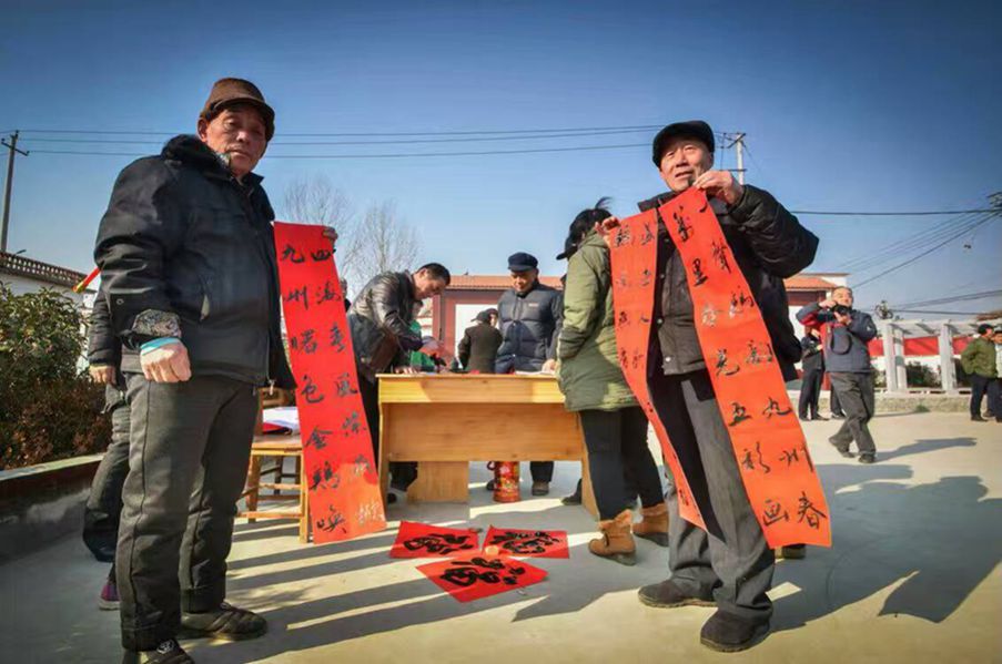给老百姓送春联.jpg