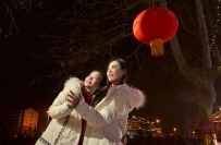 姐妹欢乐闹元宵